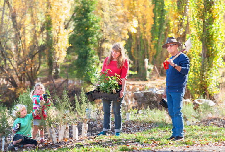 Landcaare group Presidents Krista Patterson-Majoor and Peter Harding,as well as Banjo and Daisy Ford discuss the Trees for Mum Planting days at the Kyneton River Walk©Scheltema